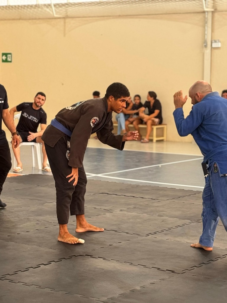 Dois atletas de Jiu-Jitsu em combate ativo no tatame em São Félix do Xingu