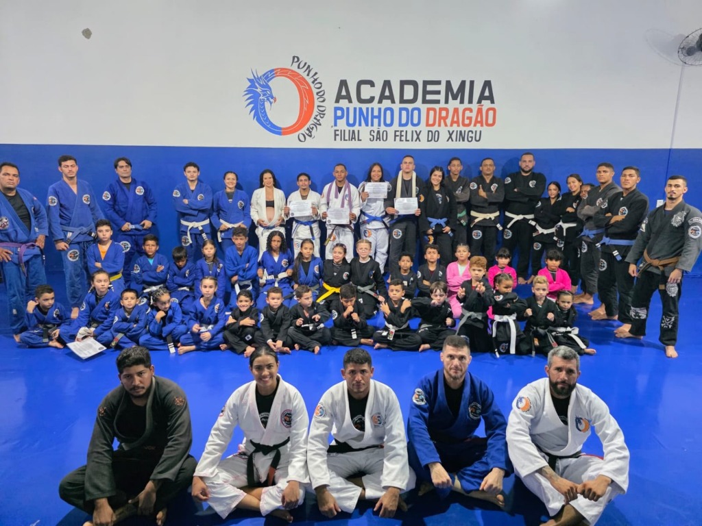 Equipe completa reunida no tatame: kids, adultos e professores
