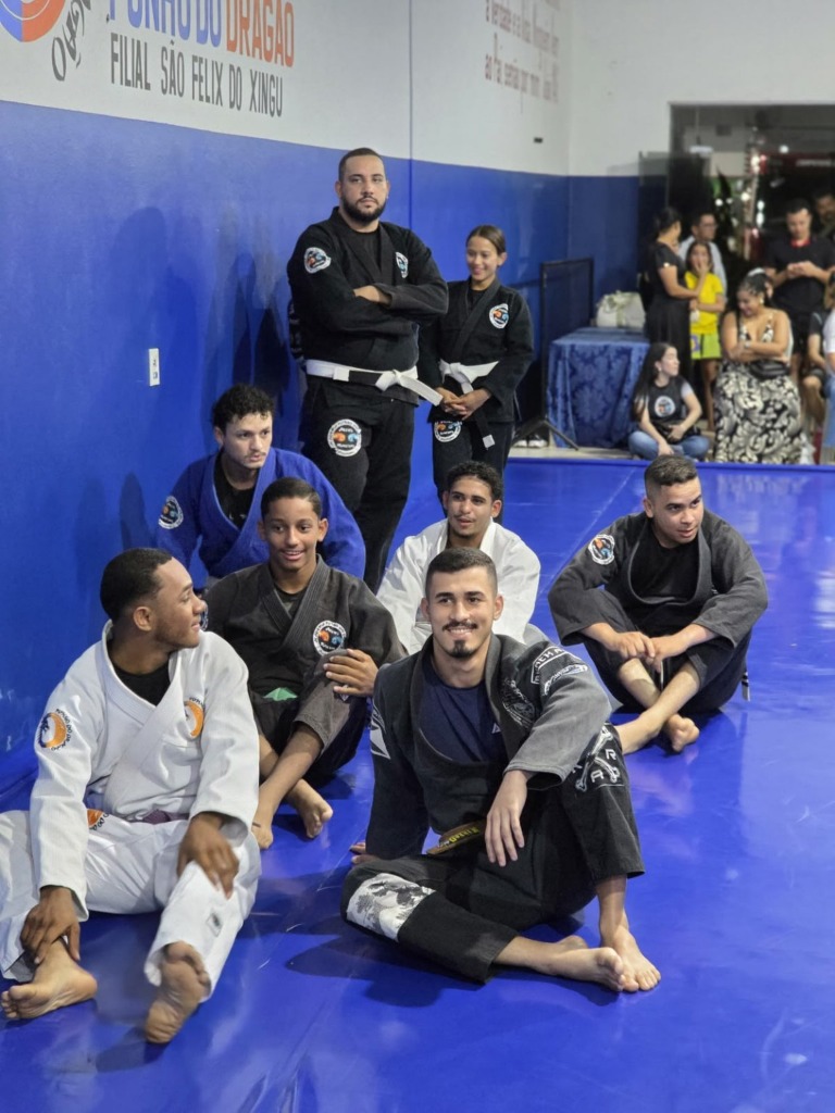 Alunos reunidos no tatame da Academia Punho do Dragão em São Félix do Xingu